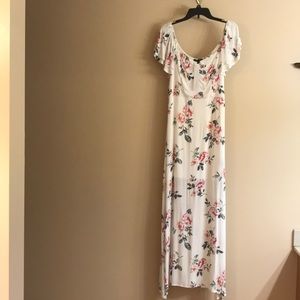 COPY - NWT Long stunning on/ off shoulders floral…